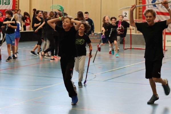 Ein wunderbares Schülerunihockeyturnier mit unglaublichem Lärmpegel und vielen strahlenden Kindergesichtern