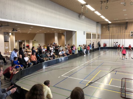 Stimmungsvolles Unihockeyturnier der Primarschule Oetwil