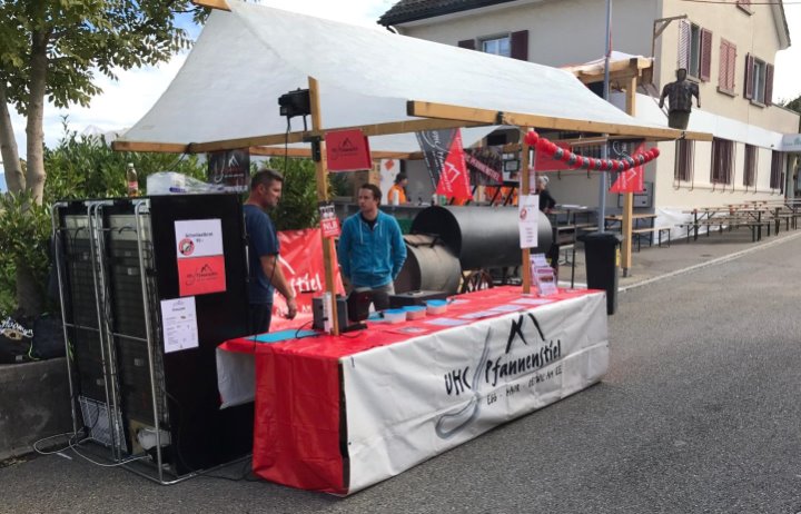 Schnitzelbrotstand an der Chilbi Oetwil am See ein voller Erfolg