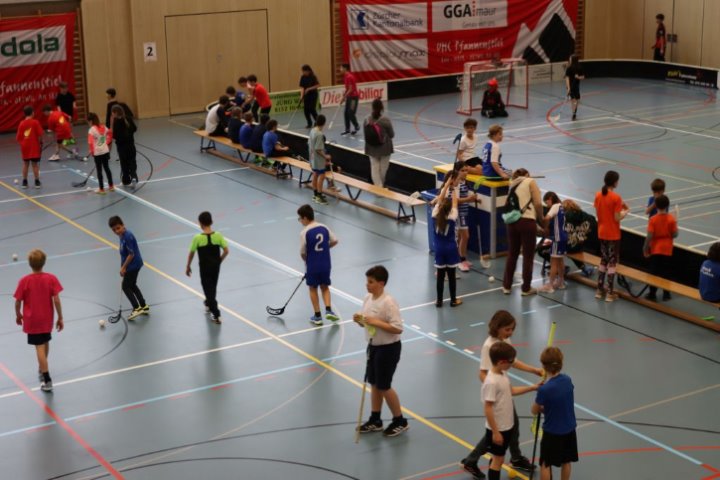 Fast 300 Kinder kämpften beim 17. Schüler-Unihockeyturnier der Mittelstufe Egg um Tore und Siege